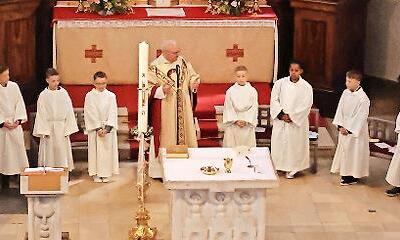 Im Altarraum der Stadtpfarrkirche erlebten die Kinder ihren Festtag unmittelbar und sehr persönlich,