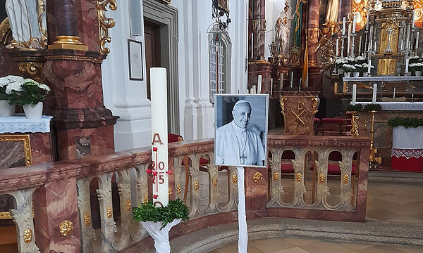 Bild mit Osterkerze zum stellen Gebet in der Basilika Marienweiher..