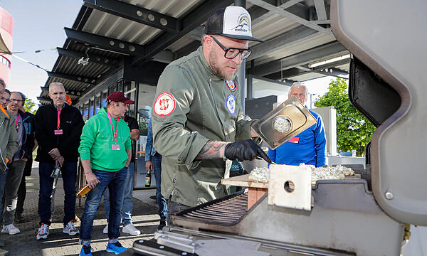 Zwiebelkuchen vom Gasgrill? Grillmeister Tobias Krause zeigte, wie es geht.Grill-Workshop