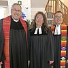 Dekan Reiner Redlingshöfer, Pfarrerin Sybille Stargalla und Pfarrer Knut Cramer gönnen sich eine kleine Verschnaufpause während der gut angenommenen Aktion.