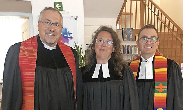 Dekan Reiner Redlingshöfer, Pfarrerin Sybille Stargalla und Pfarrer Knut Cramer gönnen sich eine kleine Verschnaufpause während der gut angenommenen Aktion.
