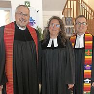 Dekan Reiner Redlingshöfer, Pfarrerin Sybille Stargalla und Pfarrer Knut Cramer gönnen sich eine kleine Verschnaufpause während der gut angenommenen Aktion.