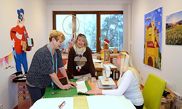 Im Bamberger Kinder- und Jugendhospiz Sternenzelt arbeiten Mitarbeiter, Ehrenamtliche und betroffene Eltern oft kreativ zusammen.