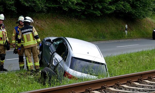 Der Audi aus Richtung Trebgast wurde mit dem Heck in den Graben geschleudert.