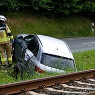 Der Audi aus Richtung Trebgast wurde mit dem Heck in den Graben geschleudert.