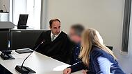 Rechtsanwalt Dr. Jörg Händler aus Bamberg, der Angeklagte und eine Dolmetscherin