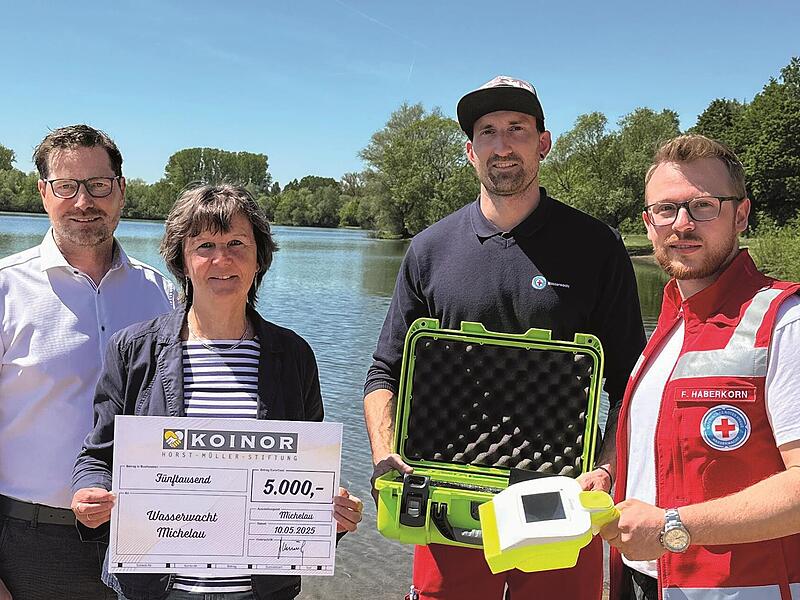 Bei der Übergabe der 5000-Euro-Spende an die Wasserwacht Michelau: Harald Riemer, Ina Kober-Nauman, Sebastian Hoffer und Frank Haberkorn.