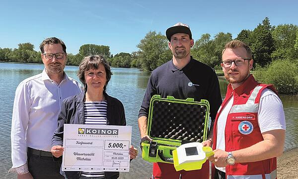 Bei der Übergabe der 5000-Euro-Spende an die Wasserwacht Michelau: Harald Riemer, Ina Kober-Nauman, Sebastian Hoffer und Frank Haberkorn.