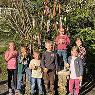 Als die Kinder den letzten Brunnen geschmückt hatten, wurde Ostern mit dem Lied „Oh du fröhliche Osterzeit“ eingesungen. Als Lohn gab es danach Wienerla.