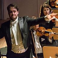 Coburgs Generalmusikdirektor Daniel Carter dirigiert das erste Sinfoniekonzert der Saison im Globe.