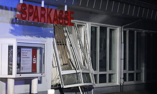 Zwei Geldautomaten in der Nacht gesprengt: Täter auf der Flucht