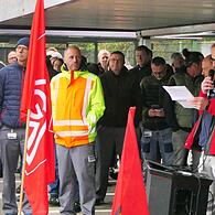 „Wir brennen für unseren Standort in Augsfeld“, machte der stellvertretende Betriebsratsvorsitzende Stefan Selig (rechts) den Widerstand der Belegschaft deutlich. Insgesamt 150 Beschäftigte nahmen an der „aktiven Pause“ teil.