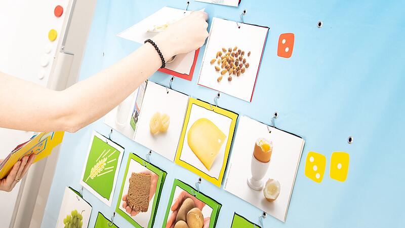 Diätassistentin erklärt das Prinzip der Ernährungspyramide
