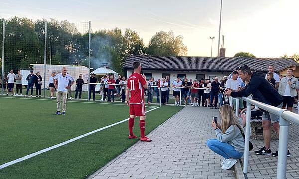 Der Staffelsteiner Torjäger Simon Fischer hält eine Abschiedsrede nach dem Spiel gegen den FC Stockheim.
