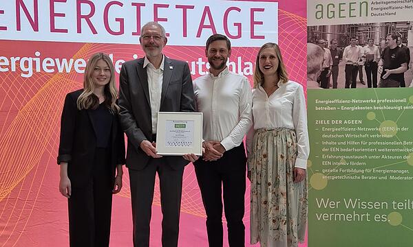 Auszeichnung für das Team Klimanetzwerke der ÜZ Mainfranken (von links): Sina Nolte, Jürgen Kriegbaum, Benjamin Gesslein, Christina Düll.