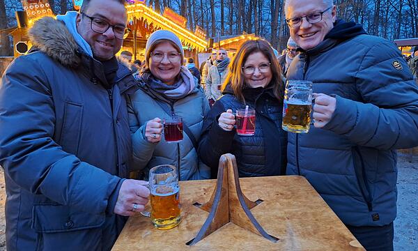 Glühwein und andere heiße Getränke laden zum Verweilen ein.Forchheimer Winterzauber