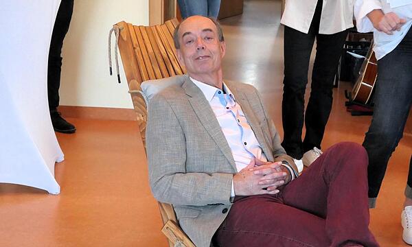 Horst Michl hat im Ruhestand hoffentlich auch Gelegenheit, um in dem „Ruhesessel“ zu entspannen, den sein Praxisteam ihm zum Abschied geschenkt hat.