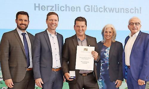 Die Ehrung des Preisträgers aus Oberfranken (v. l.): Christian Weber (Bürgermeister Stadt Pottenstein), Florian Wiedemann (Landrat Landkreis Bayreuth), Stefan Frühbeißer mit Lebensgefährtin Tina Angerer sowie Lothar Winkler (Leiter des Amtes für L...