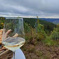 Wein stand bereit bei der Eröffnung der Weinlese in Hammelburg 2024