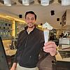 Inhaber Luca De Rocco des Eiscafés Danieli in Ebermannstadt mit einer Kugel Stracciatella. Die Klassiker bleiben beliebt - so wie hier eine Kugel Stracciatella aus dem Eiscafé Danieli von Inhaber Luca De Rocco.