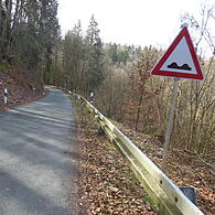 Viele Straßen im Landkreis Forchheim weisen Schäden auf und müssten dringend saniert werden. So wie die Verbindungsstraße (FO38) von Leutzdorf nach Sachsenmühle bei Gößweinstein.