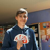 Schüler Marvin Heienbrock des Gymnasiums Höchstadt zeigt das Schafkopf Kartendeck.