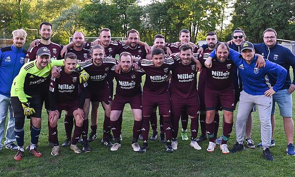 Nach dem Spiel am Donnerstagabend gegen den TSV Bertelsdorf hatte der Meister der A-Klasse 3, der LTV Gauerstadt, Zeit für ein Meister-Mannschaftsfoto.