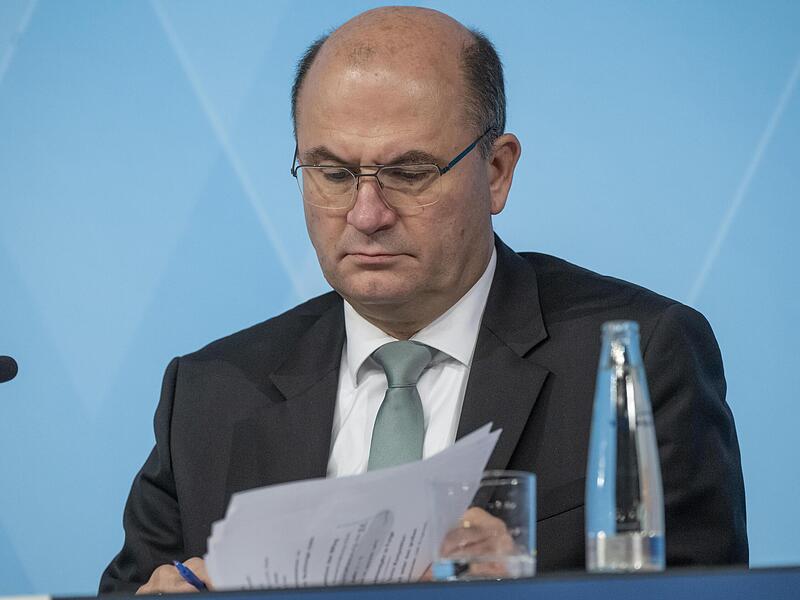 Finanzminister Albert Füracker (CSU) muss in den kommenden Jahren mit Steuerausfällen rechnen.