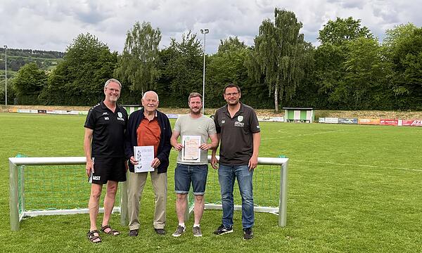 Den Jubilaren des FC Hammelburg, Hans Krüger und Benny Schmidt, (M. v. l.) dankten Martin Stapper (l.) und Christian Ohmert für ihre Treue.