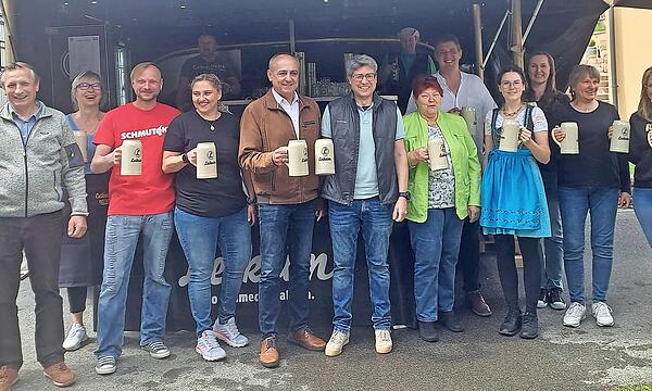 Bürgermeister Robert Hümmer (Mitte) eröffnete das Fest mit einem Bieranstich.