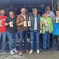 Bürgermeister Robert Hümmer (Mitte) eröffnete das Fest mit einem Bieranstich.