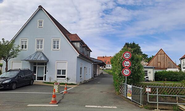 Die sogenannte Raiffeisenstraße in Mittelehrenbach mit Blickrichtung von der Staatsstraße aus erhält noch ein neues Verkehrsschild: „Anlieger und Rettungskräfte frei“.