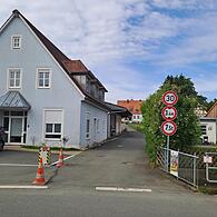 Die sogenannte Raiffeisenstraße in Mittelehrenbach mit Blickrichtung von der Staatsstraße aus erhält noch ein neues Verkehrsschild: „Anlieger und Rettungskräfte frei“.