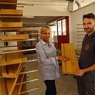 Birgit Fischer-Höper und Fabian Höper in der Werkstatt der Holz & Design Manufaktur in Burkardroth.