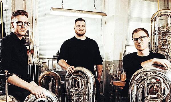 Sie drücken auf die Tuba: Die drei Musiker entlocken ihren Instrumenten Unerhörtes.