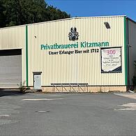 Als wäre sie noch gar nicht weg: An der ehemaligen Lager- und Logistikhalle der Brauerei Kitzmann im Herzogenauracher Ortsteil Niederndorf prangt immer noch der einprägsame Kitzmann-Schriftzug.