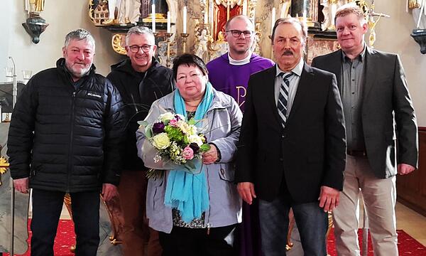 Hans-Günther Löffler, Georg Schramm, Erika Schneider, Pfarrer Pater Florian, Rudi Haber und der neue Kirchenpfleger Matthias Purucker (von links).