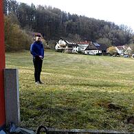 Wo Peter Schorsch steht, sagt er, blicken künftig die Bewohner von einem Balkon der neuen Häuser direkt in sein Schlafzimmer.