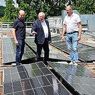 Landrat Thomas Bold (Mitte) schaut sich gemeinsam mit Andreas Fuchs und Mario Grom die frisch installierte Photovoltaik-Anlage an.