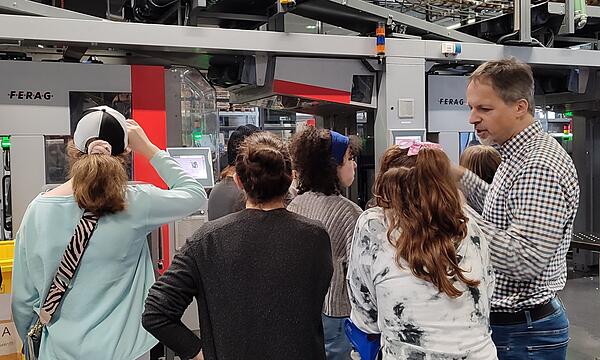 KLARTEXT!-Schülerinnen und -Schüler erhalten spannende Einblicke in die Druckerei und hinter die Kulissen der Redaktion.