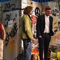 Gestrandet am trostlosen Bad Kissinger Bahnhof: Die Lacher sind der Burkardrother Theatergruppe sicher.