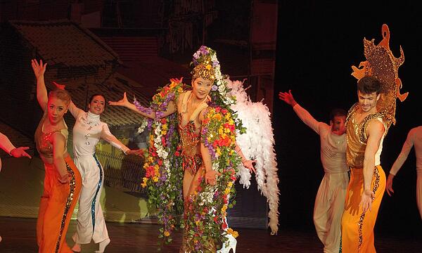 Eine Liebeserklärung an Brasilien und den Samba präsentierten die Tänzerinnen und Tänzer des Landestheaters Detmold im Bad Kissinger Kurtheater.