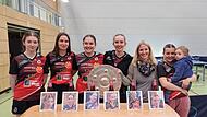 Groß ist die Freude bei den Aufsteigerinnen (von links) Polina Pashchenko, Anastasiia Solodenko, Svenja Schirm, Sophie Schirm, Manuela Bienek, Valerija Mühlbach mit Sohn Tom. Groß ist die Freude bei den Aufsteigerinnen (von links) Polina Pashchenko, Anastasiia Solodenko, Svenja Schirm, Sophie Schirm, Manuela Bienek, Valerija Mühlbach mit Sohn Tom.