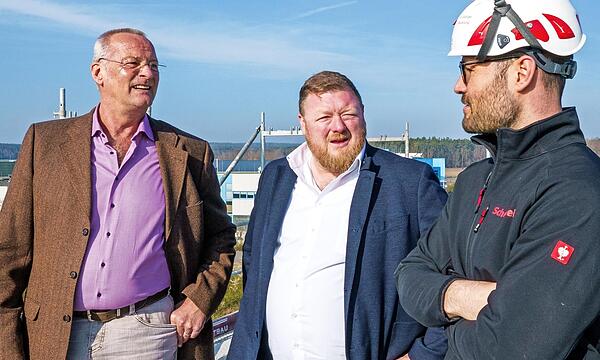 Hermann Ruttmann, Axel Gotthardt und Bauleiter Mario Gsänger (v. l.) bei der Besichtigung.