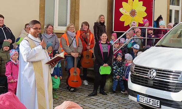 Pater Jakob Lijoy bat um Gottes Segen und allzeit unfallfreie Fahrt.