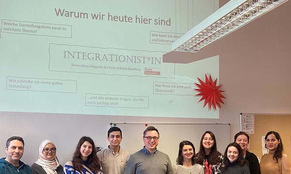Redaktionsvolontär Karsten Babucke und KLARTEXT!-Redakteurin Ann-Kathrin Thönnes  (Mitte) zu Besuch im B2-Deutschkurs der Euro-Schulen Bamberg