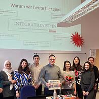 Redaktionsvolontär Karsten Babucke und KLARTEXT!-Redakteurin Ann-Kathrin Thönnes  (Mitte) zu Besuch im B2-Deutschkurs der Euro-Schulen Bamberg