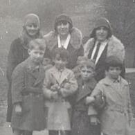 „Osterferienbesuch 1930“ ist dieses Foto aus dem Album von Leo Klein betitelt. Es zeigt hinten (von links) Rose Bergheim, geb. Mannheimer, Charlotte Nomburg, geb. Heymann, Sophie Klein, geb. Mannheimer. Die Kinder vorne sind Manfred Nomburg, Gerha...