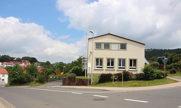 Nach den Sommerferien sollen Sanierung und Umbau des Haarder Kindergartens abgeschlossen sein. Jetzt wurden Pflaster und Platten für den Außenbereich ausgesucht.