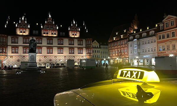 Am Marktplatz in Coburg bekommt man eigentlich immer ein Taxi. Anders sieht es mit der Versorgung im Landkreis aus, noch dazu in der Nacht.